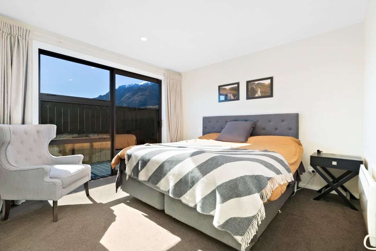 Hanley's Far Home & Income, bedroom