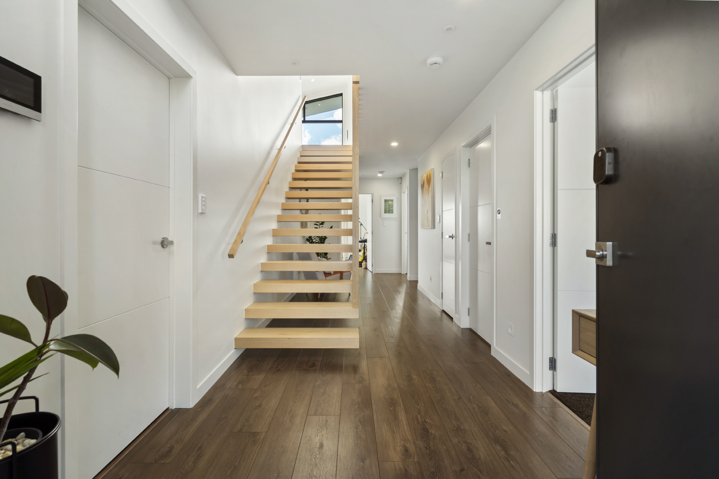 Fowler-Homes-Auckland-South-East-New-Build-Statement-Staircase